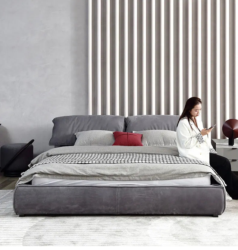 Luukse Moderne Minimalistiese Gestoffeerde Bed – Massiewe Houtplatform met Houtskool Fluweel en Wolksagte Gestoffeerde Stoffering