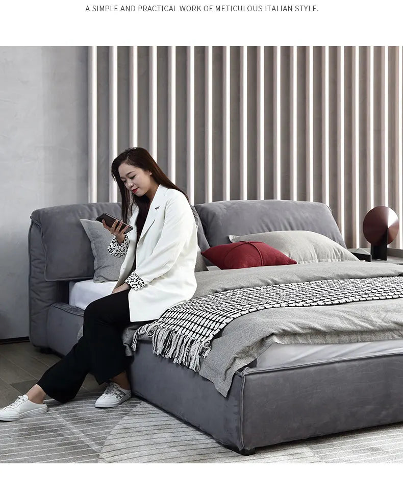 Luukse Moderne Minimalistiese Gestoffeerde Bed – Massiewe Houtplatform met Houtskool Fluweel en Wolksagte Gestoffeerde Stoffering