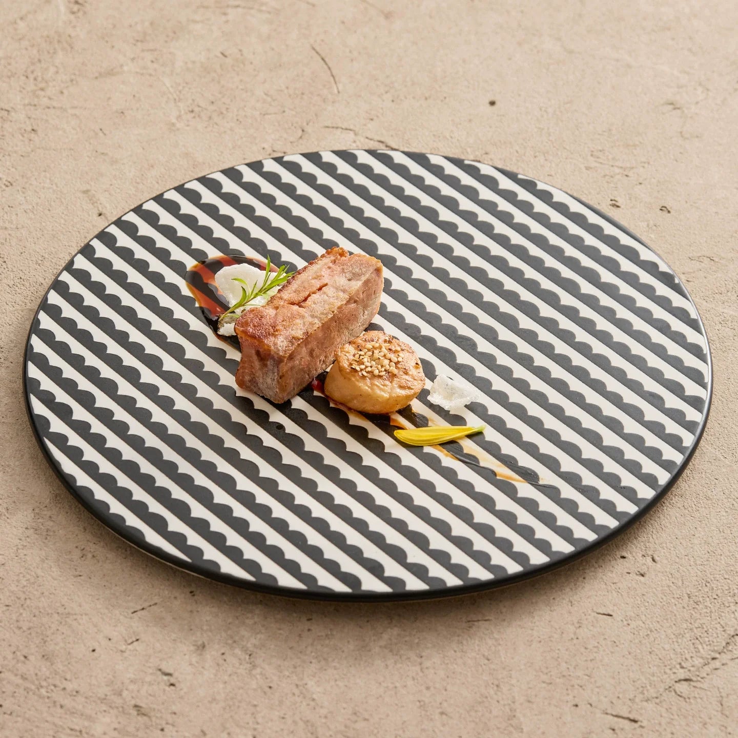 GOSEUNG Black & White Geometric Ceramic Dinner Plate – 10.25" Modern Designer Tableware